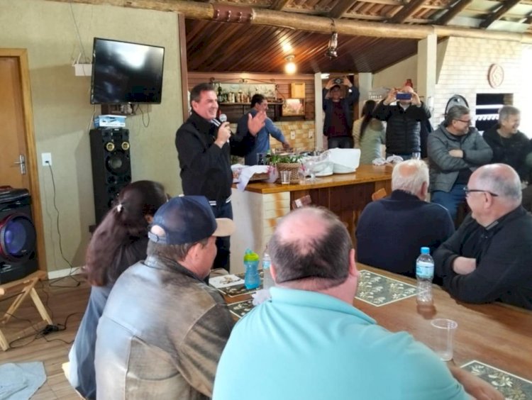 DEPUTADO VALDIR COBALCHINI REUNE COMPANHEIROS DO MDB EM ALMOÇO FESTIVO NO SÍTIO