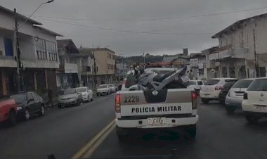LEBON RÉGIS: MENOR É ABORDADO E AUTUADO POR  CORTAR GIRO COM MOTO EM FRENTE DE COLÉGIO