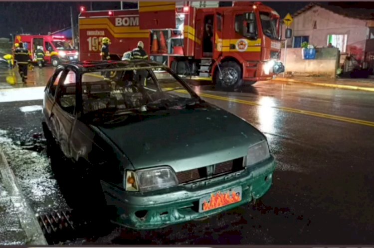 LEBON RÉGIS: INCÊNDIO DESTRÓI VEICULO NO BAIRRO SANTA TEREZINHA