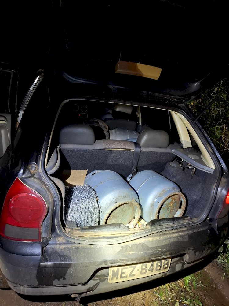 LEBON RÉGIS: POLÍCIA MILITAR RECUPERA VEÍCULO E PRODUTOS FURTADOS.  DURANTE FUGA E PERSEGUIÇÃO, ACUSADO ABANDONOU VEÍCULO, SE EMBRENHOU NA MATA E DESAPARECEU.