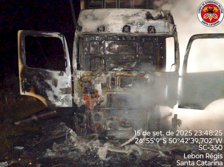 LEBON RÉGIS: INCÊNDIO  DESTRÓI CABINE DE CAMINHÃO CARREGADO DE PALETES DE CERVEJA