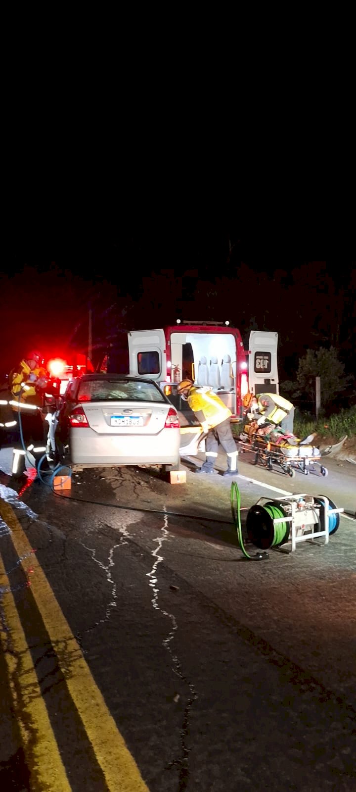 LEBON RÉGIS: GRAVÍSSIMO ACIDENTE ENVOLVENDO CARRO E CARRETA DEIXA TRÊS FERIDOS GRAVES