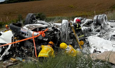 LEBON RÉGIS: CAMINHÃO TOMBA NA SC-350 DEIXANDO VÍTIMA PRESA AS FERRAGENS
