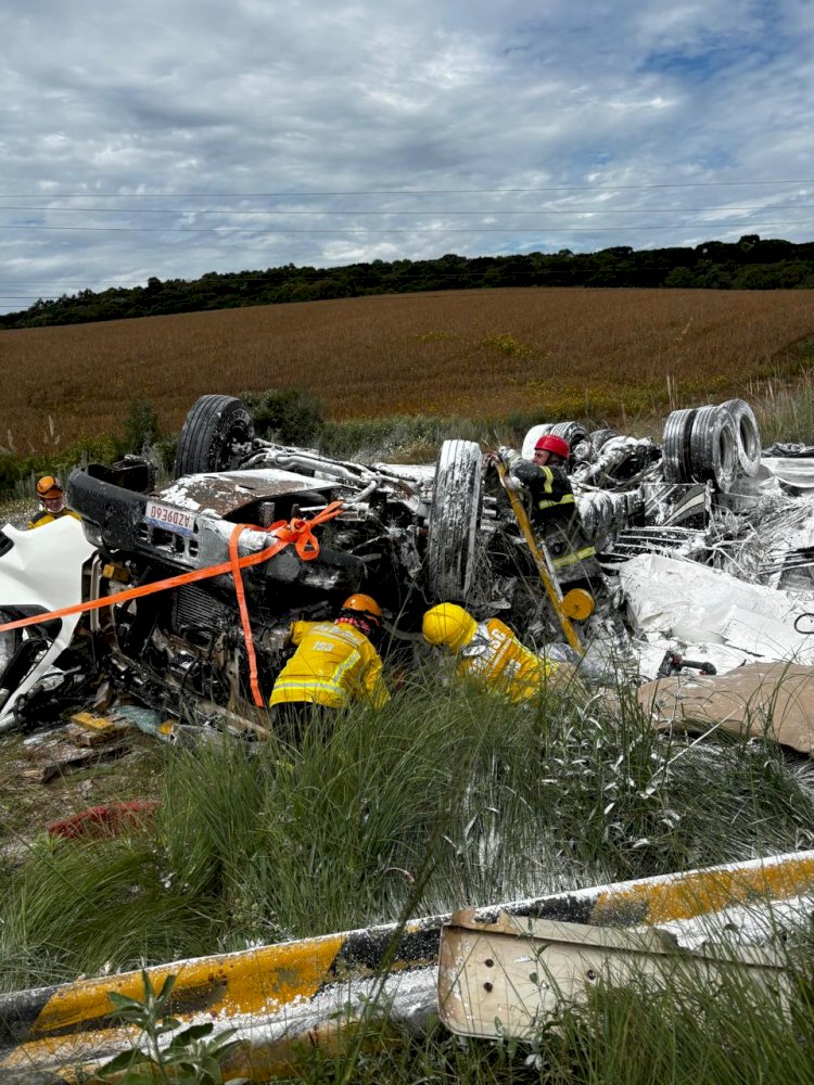 LEBON RÉGIS: CAMINHÃO TOMBA NA SC-350 DEIXANDO VÍTIMA PRESA AS FERRAGENS