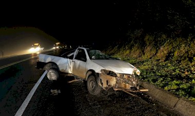 APÓS TENTAR FUGIR DE ABORDAGEM POLICIAL VEÍCULO COM DOIS OCUPANTES COLIDE CONTRA CAMINHÃO ; UM HOMEM MORRE