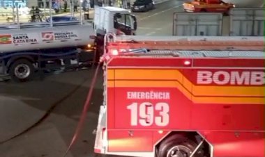 LEBON RÉGIS:  BOMBEIROS CONTROLAM PRINCÍPIO DE INCÊNDIO EM PADARIA NO CENTRO DA CIDADE