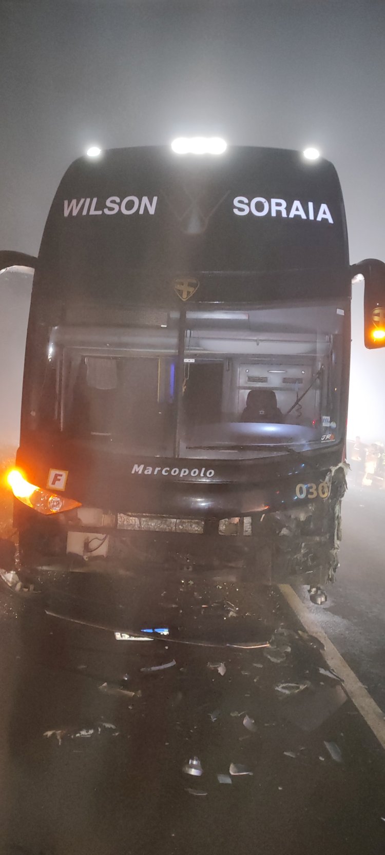 LEBON RÉGIS: CARRO COLIDE EM ÔNIBUS  DA DUPLA WILSON E SORAIA