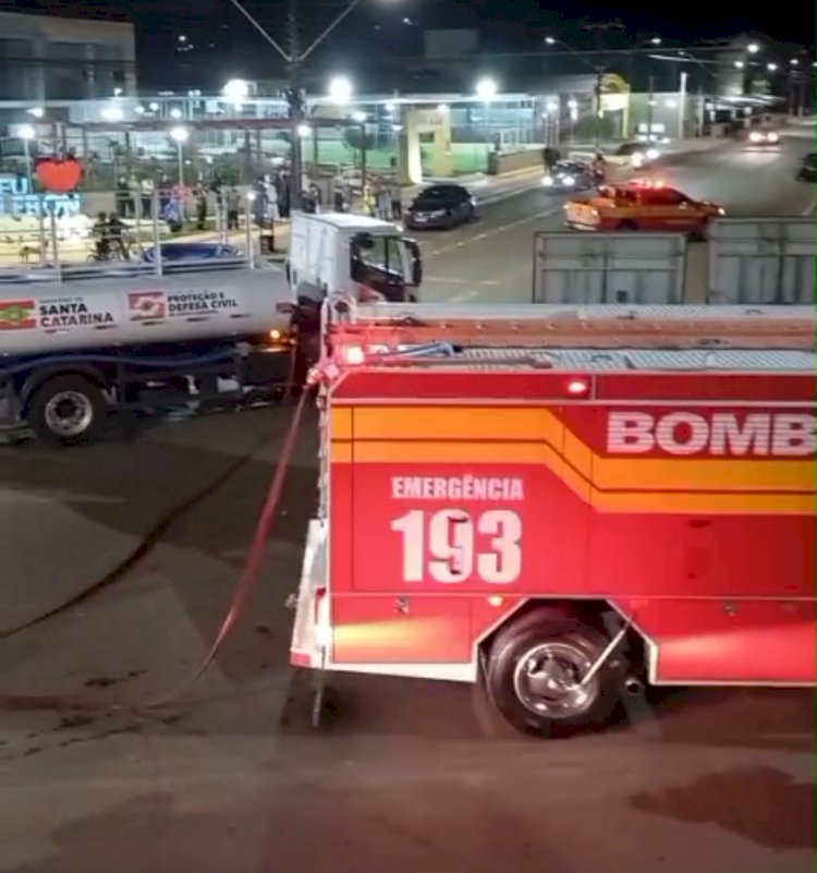 LEBON RÉGIS:  BOMBEIROS CONTROLAM PRINCÍPIO DE INCÊNDIO EM PADARIA NO CENTRO DA CIDADE