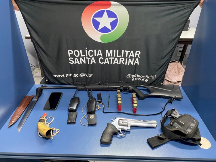 LEBON RÉGIS: POLÍCIA AMBIENTAL APREENDE ARMAS E MUNIÇÕES APÓS DENÚNCIA DE CAÇA ILEGAL NA LOCALIDADE DE SÃO SEBASTIÃO