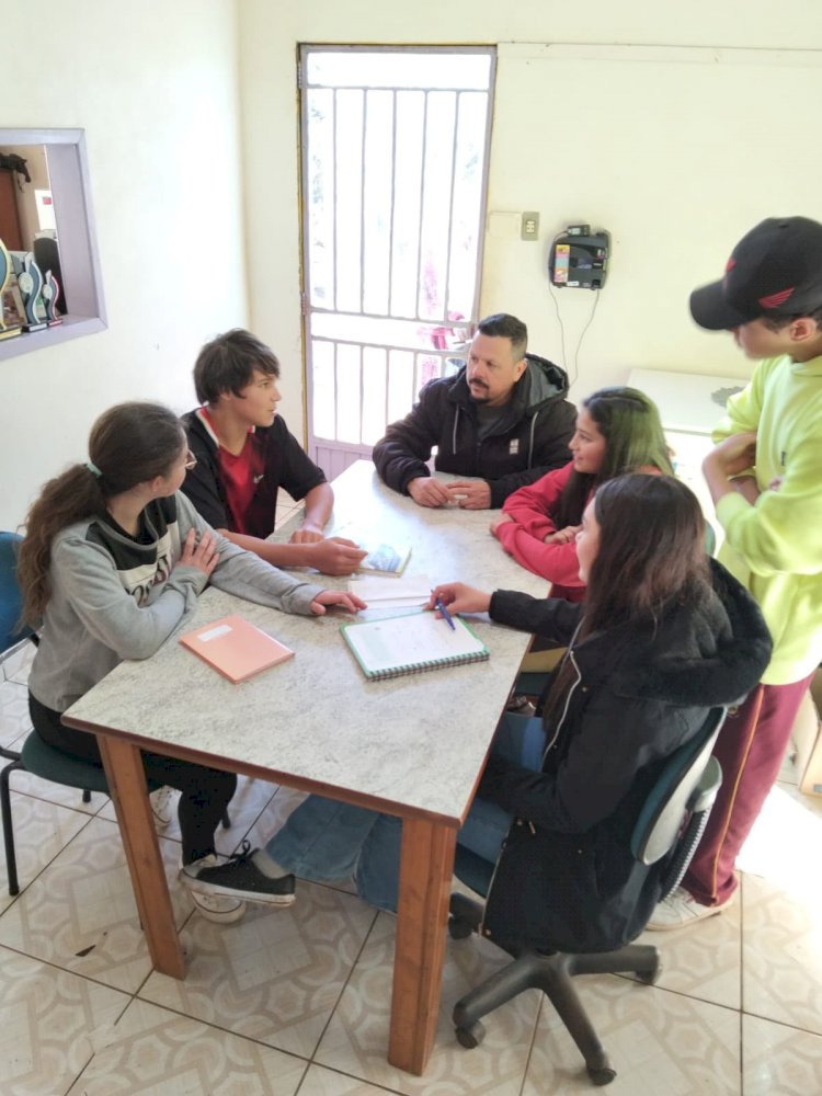 LEBON RÉGIS: ESTUDANTES DA ESCOLA MUNICIPAL NUCLEADA  LINHA VITÓRIA CRIAM PROJETO QUE APROXIMA TECNOLOGIA DA AGRICULTURA FAMILIAR
