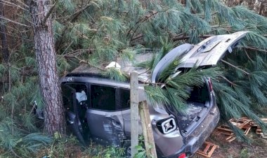 LEBON RÉGIS: HOMEM FICA PRESO AS FERRAGENS APÓS VEICULO COLIDIR EM ÁRVORE