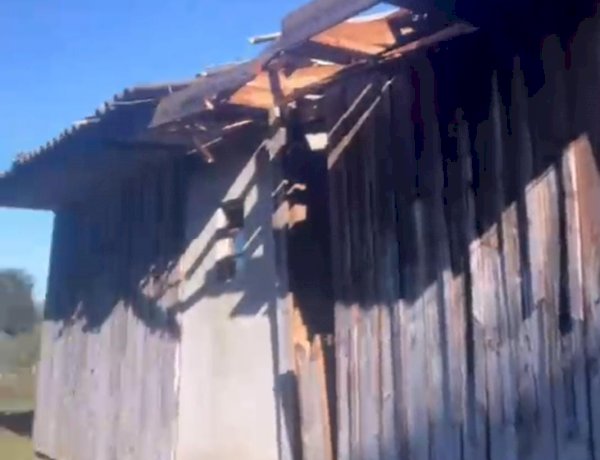 RAIO ATINGE CASA E ÁRVORE NO INTERIOR DE LEBON RÉGIS