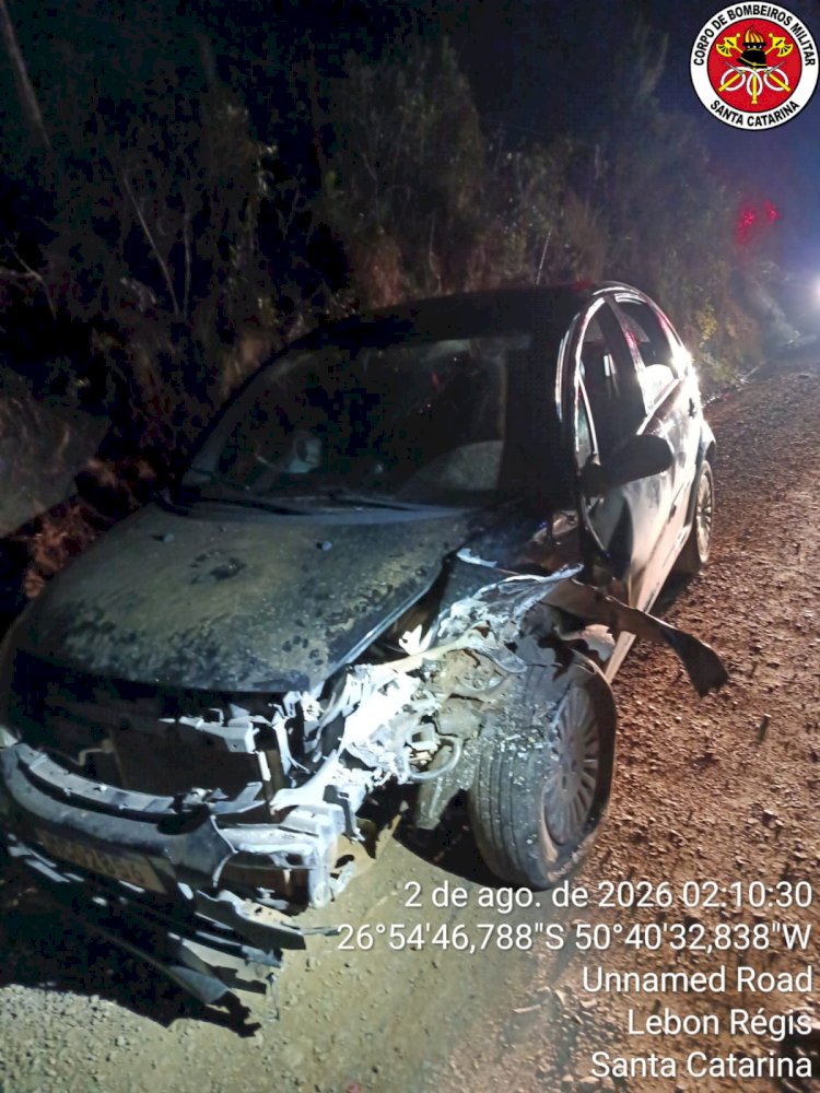 LEBON RÉGIS: COLISÃO FRONTAL ENTRE DOIS VEÍCULOS É REGISTRADA DURANTE A MADRUGADA NO INTERIOR DO MUNICÍPIO