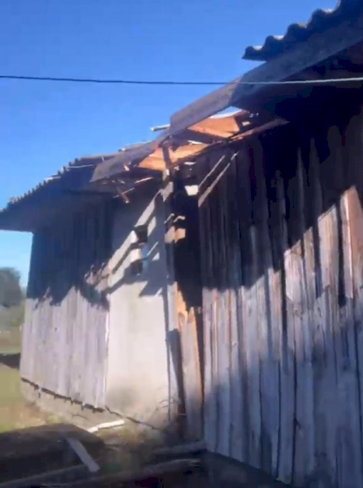 RAIO ATINGE CASA E ÁRVORE NO INTERIOR DE LEBON RÉGIS