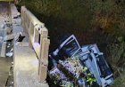 LEBON RÉGIS: CAMINHÃO CAI EM RIO APÓS BATER NA CABECEIRA DE PONTE NA SC-350