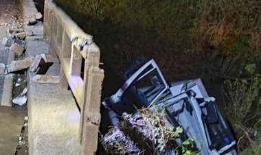 LEBON RÉGIS: CAMINHÃO CAI EM RIO APÓS BATER NA CABECEIRA DE PONTE NA SC-350