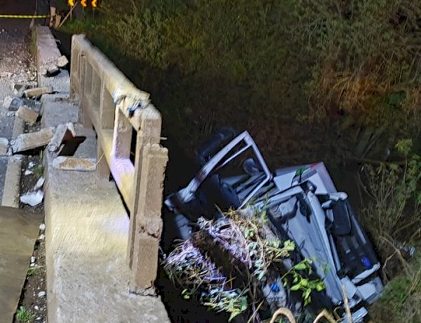 LEBON RÉGIS: CAMINHÃO CAI EM RIO APÓS BATER NA CABECEIRA DE PONTE NA SC-350