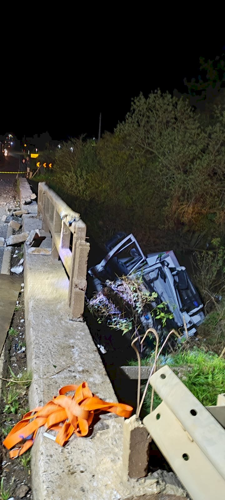 LEBON RÉGIS: CAMINHÃO CAI EM RIO APÓS BATER NA CABECEIRA DE PONTE NA SC-350